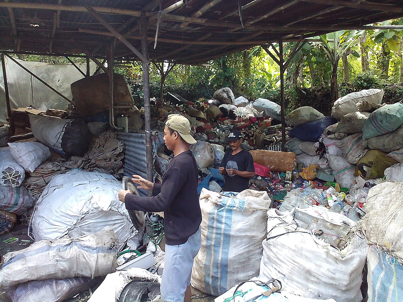 Petugas memilah sampah plastik di depo