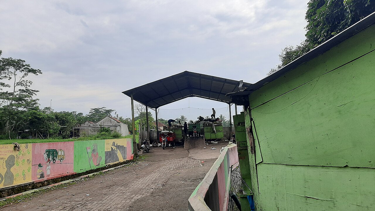 Bangunan depo sampah dengan mural di dindingnya