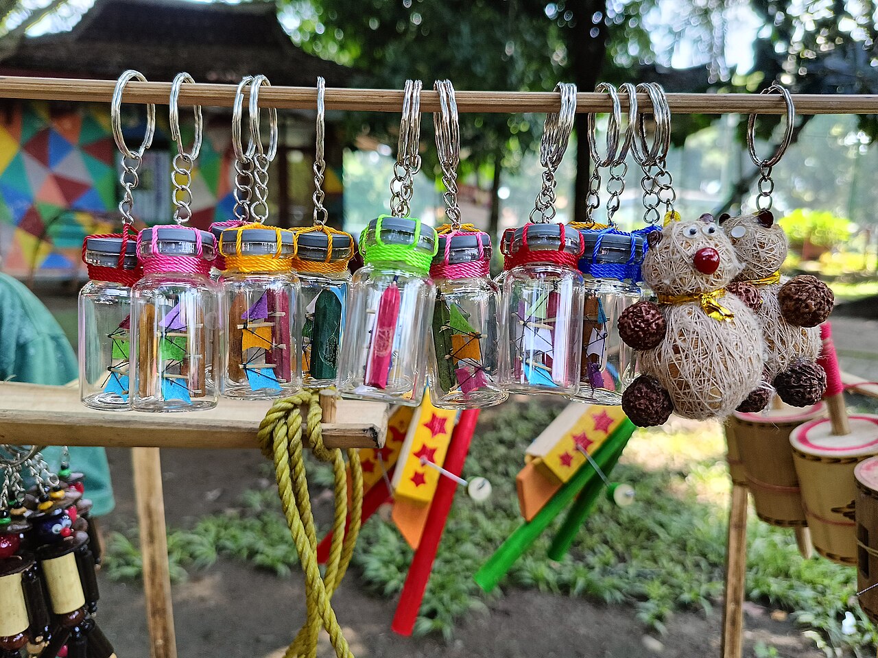 Aneka gantungan kunci hasil kerajinan daur ulang