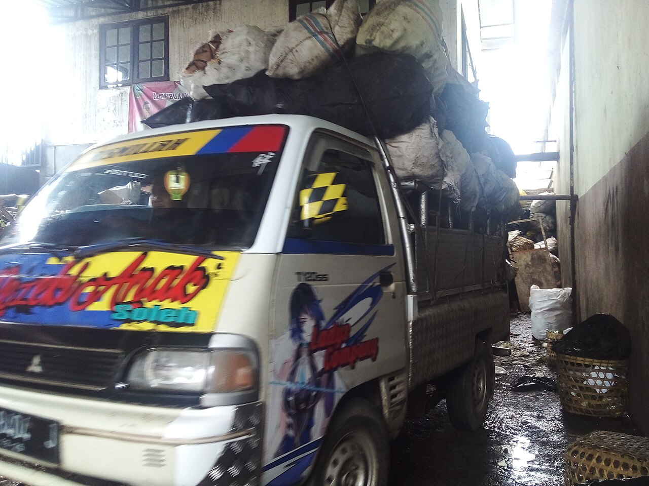 Truk pengangkut sampah terpilah di depo