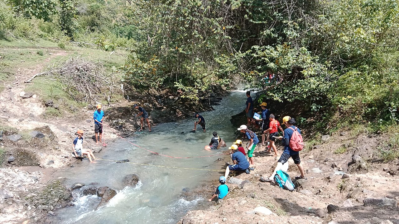Warga membersihkan aliran sungai bersama-sama