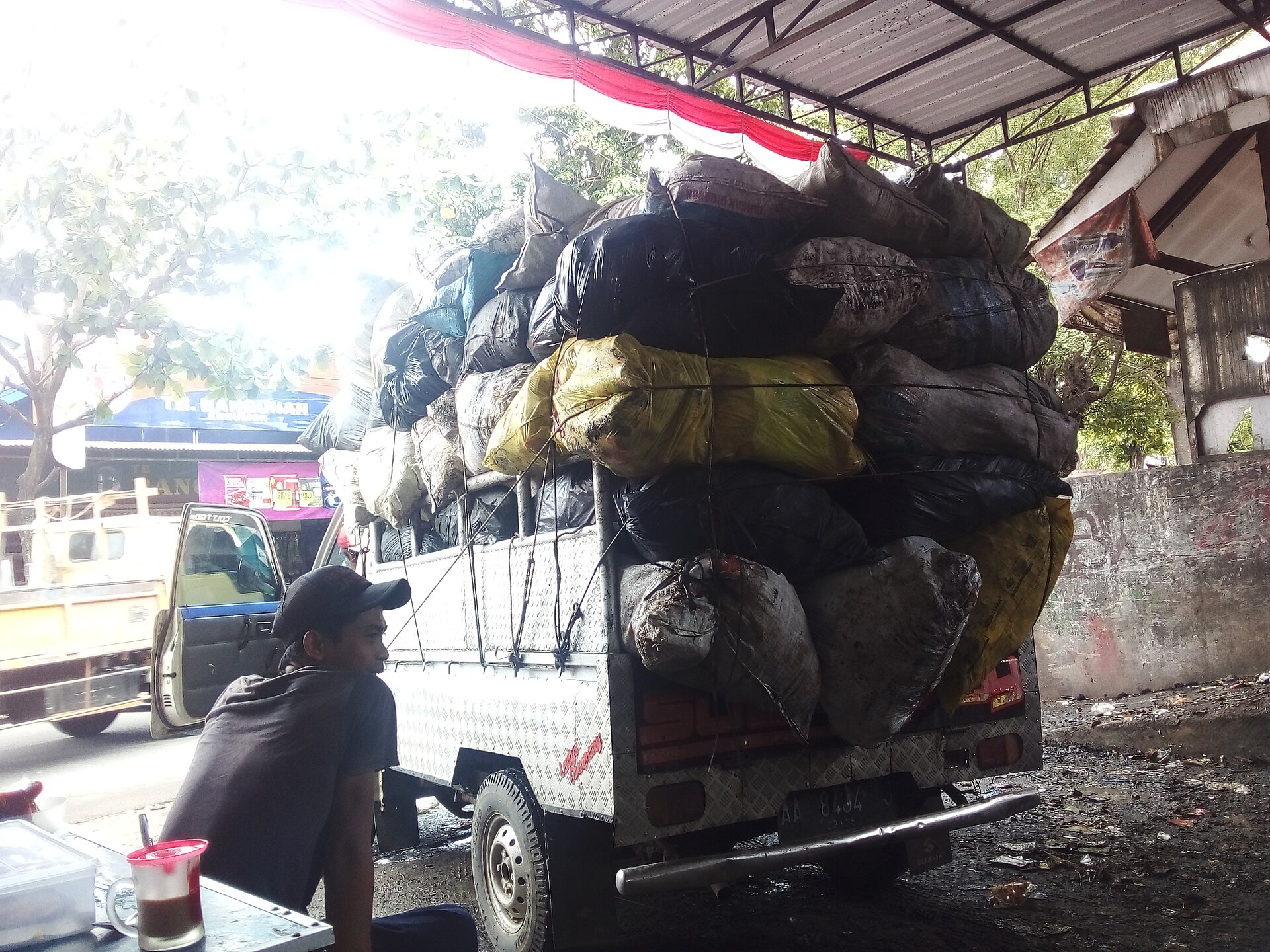 Truk bermuatan karung berisi sampah terpilah