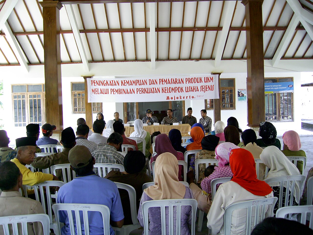 Warga menghadiri pertemuan pembinaan kelompok usaha di balai desa
