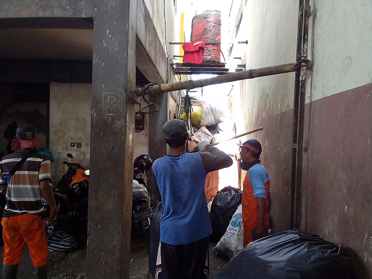 Petugas menimbang sampah terpilah di depo