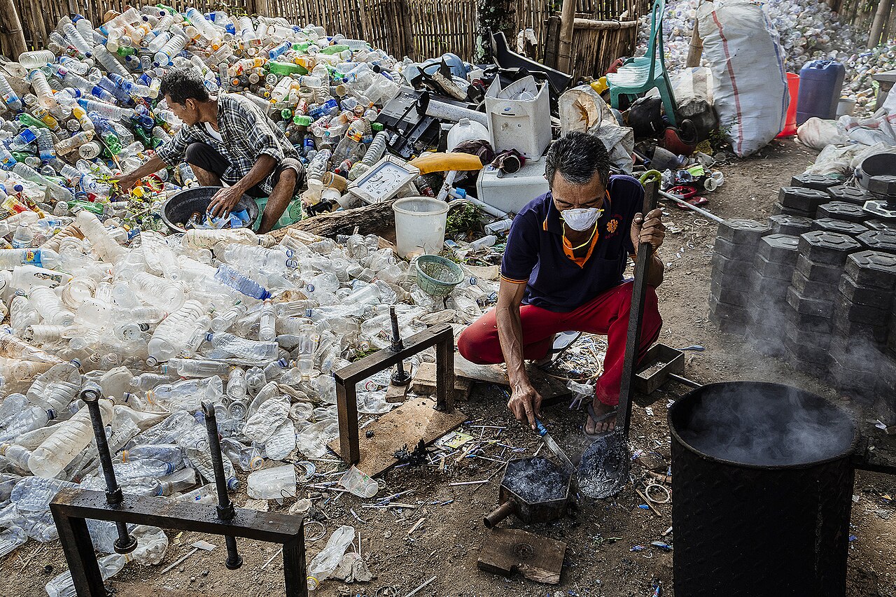 Warga mengolah sampah plastik untuk didaur ulang