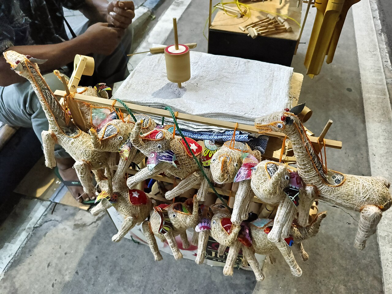 Aneka kerajinan tangan dari akar wangi