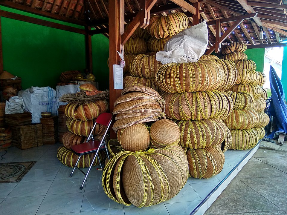 Tumpukan produk anyaman siap jual di ruang penyimpanan