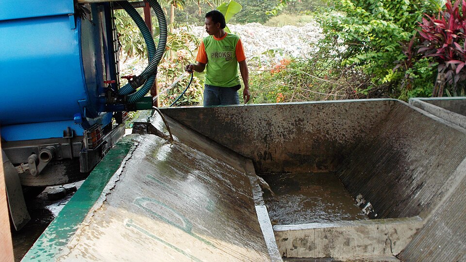 Petugas mengoperasikan unit pengolahan di bak beton